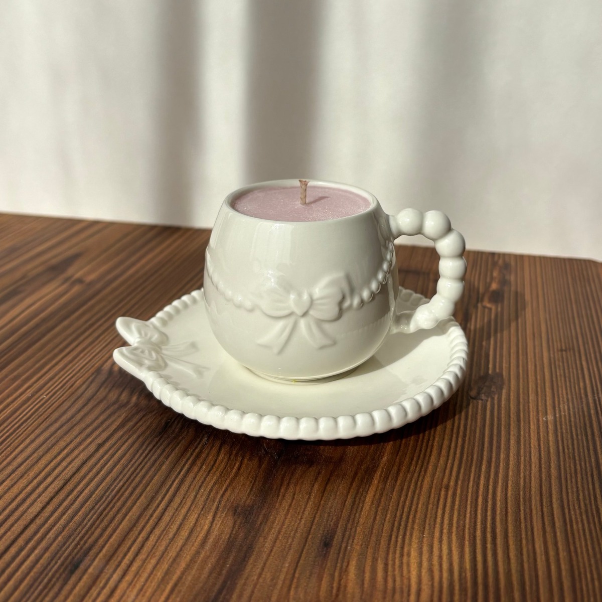 DUFTKERZE IN EINER WEISSEN TASSE MIT SCHLEIFE UND PASSENDER UNTERTASSE